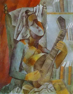 Mujer tocando la mandolina 1909 Pablo Picasso Pinturas al óleo
